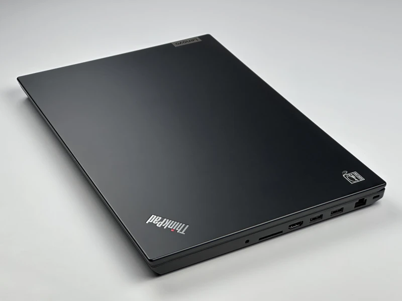 Lenovo ThinkPad P15v Gen 3 z i7-12800H, ekranem 15.6" FHD i NVIDIA T1200. Mobilna stacja robocza z pamięcią DDR5 do CAD i pracy technicznej.