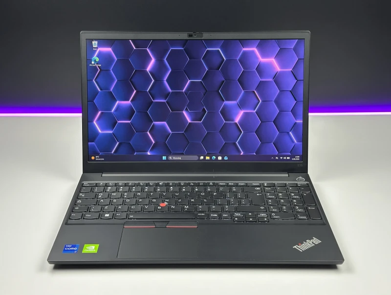 Lenovo ThinkPad E15 Gen 4 z procesorem i7-1255U, ekranem 15.6"  i GeForce MX550. Laptop biznesowy z czytnikiem linii papilarnych i Thunderbolt 4.
