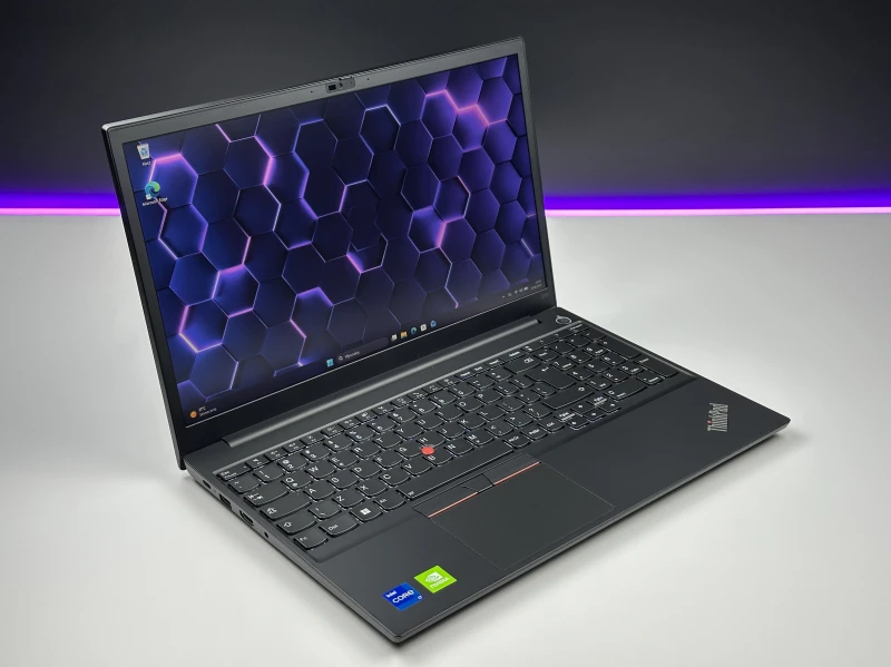 Lenovo ThinkPad E15 Gen 4 z procesorem i7-1255U, ekranem 15.6"  i GeForce MX550. Laptop biznesowy z czytnikiem linii papilarnych i Thunderbolt 4.