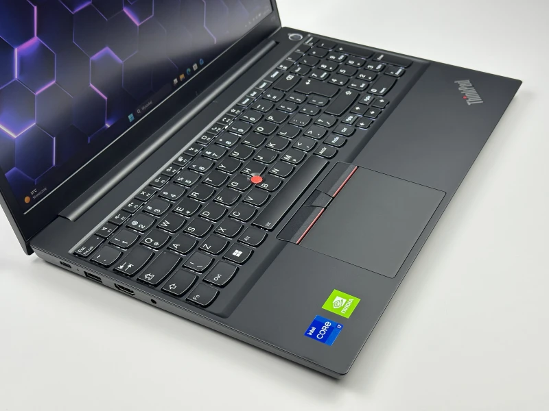 Lenovo ThinkPad E15 Gen 4 z procesorem i7-1255U, ekranem 15.6"  i GeForce MX550. Laptop biznesowy z czytnikiem linii papilarnych i Thunderbolt 4.