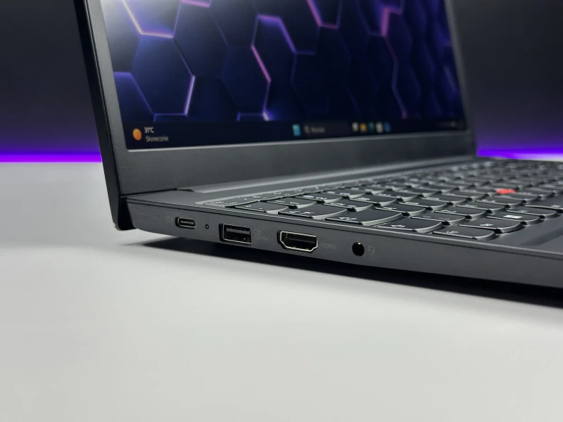 Lenovo ThinkPad E15 Gen 4 z procesorem i7-1255U, ekranem 15.6"  i GeForce MX550. Laptop biznesowy z czytnikiem linii papilarnych i Thunderbolt 4.