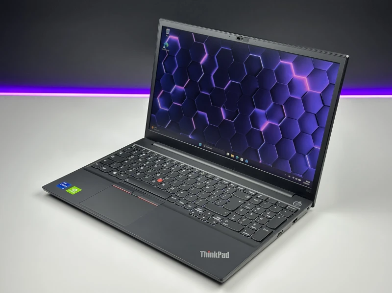 Lenovo ThinkPad E15 Gen 4 z procesorem i7-1255U, ekranem 15.6"  i GeForce MX550. Laptop biznesowy z czytnikiem linii papilarnych i Thunderbolt 4.