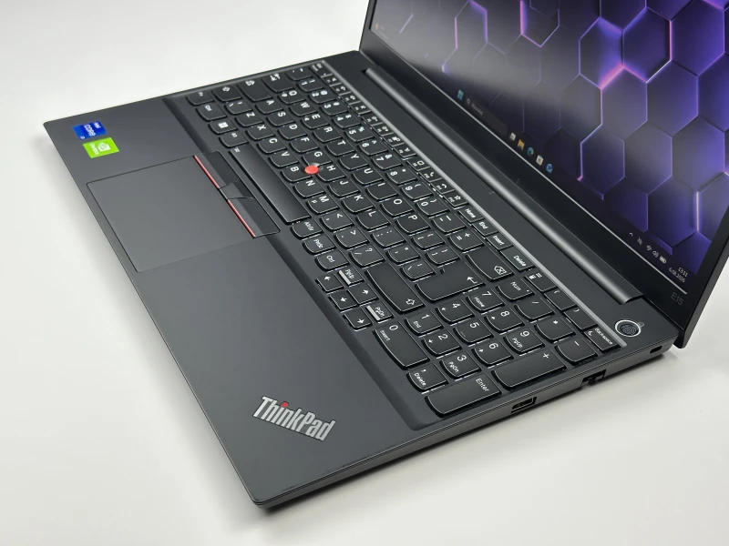 Lenovo ThinkPad E15 Gen 4 z procesorem i7-1255U, ekranem 15.6"  i GeForce MX550. Laptop biznesowy z czytnikiem linii papilarnych i Thunderbolt 4.