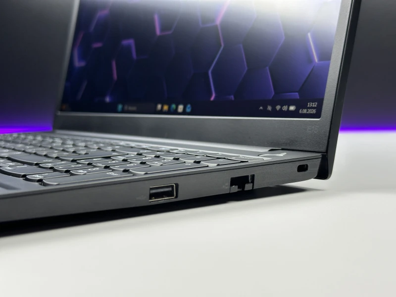 Lenovo ThinkPad E15 Gen 4 z procesorem i7-1255U, ekranem 15.6"  i GeForce MX550. Laptop biznesowy z czytnikiem linii papilarnych i Thunderbolt 4.