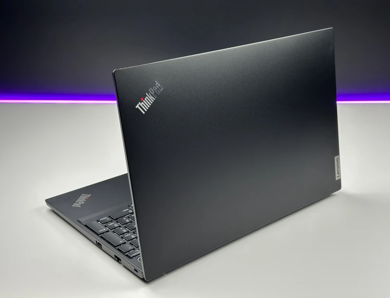 Lenovo ThinkPad E15 Gen 4 z procesorem i7-1255U, ekranem 15.6"  i GeForce MX550. Laptop biznesowy z czytnikiem linii papilarnych i Thunderbolt 4.