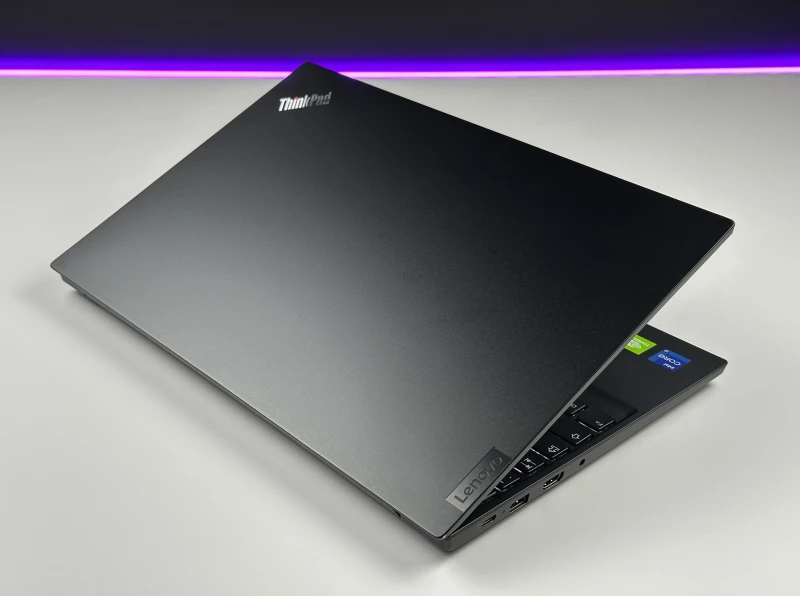 Lenovo ThinkPad E15 Gen 4 z procesorem i7-1255U, ekranem 15.6"  i GeForce MX550. Laptop biznesowy z czytnikiem linii papilarnych i Thunderbolt 4.