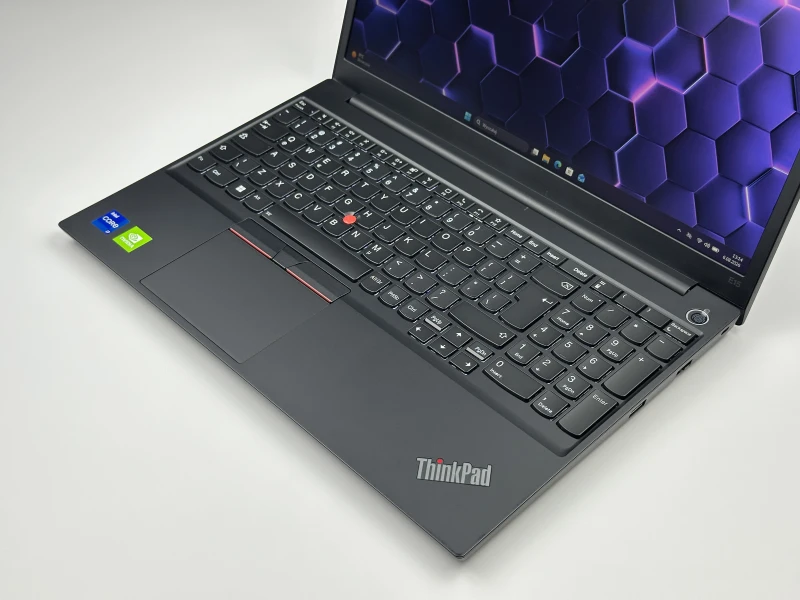 Lenovo ThinkPad E15 Gen 4 z procesorem i7-1255U, ekranem 15.6"  i GeForce MX550. Laptop biznesowy z czytnikiem linii papilarnych i Thunderbolt 4.