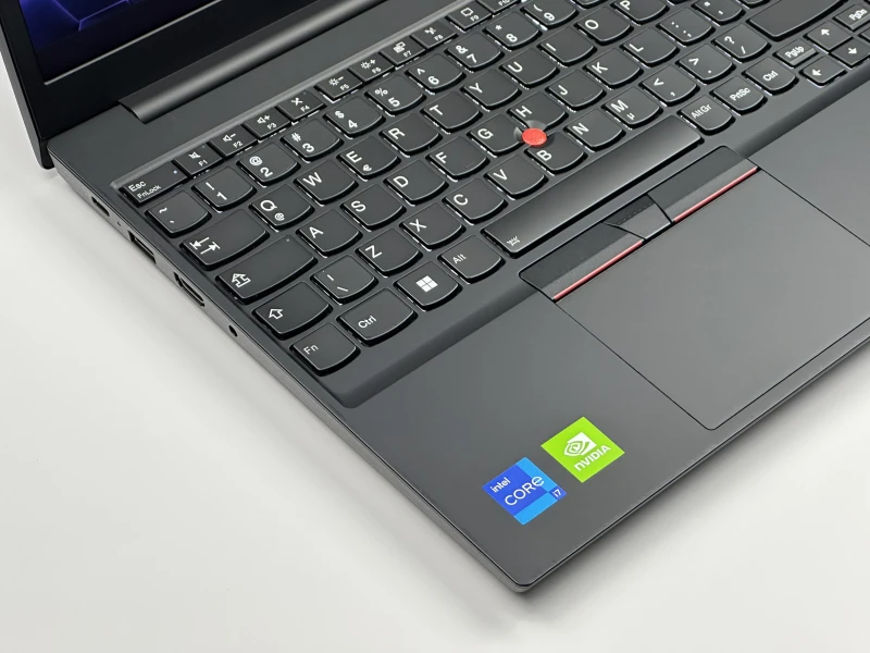 Lenovo ThinkPad E15 Gen 4 z procesorem i7-1255U, ekranem 15.6"  i GeForce MX550. Laptop biznesowy z czytnikiem linii papilarnych i Thunderbolt 4.