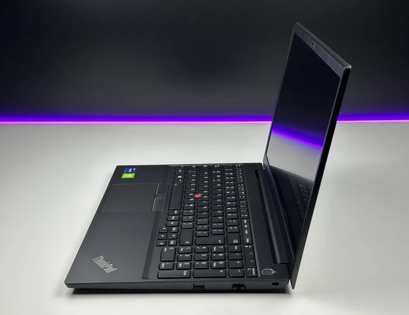 Lenovo ThinkPad E15 Gen 4 z procesorem i7-1255U, ekranem 15.6"  i GeForce MX550. Laptop biznesowy z czytnikiem linii papilarnych i Thunderbolt 4.
