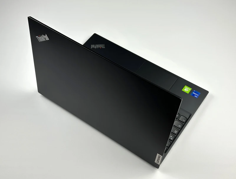 Lenovo ThinkPad E15 Gen 4 z procesorem i7-1255U, ekranem 15.6"  i GeForce MX550. Laptop biznesowy z czytnikiem linii papilarnych i Thunderbolt 4.