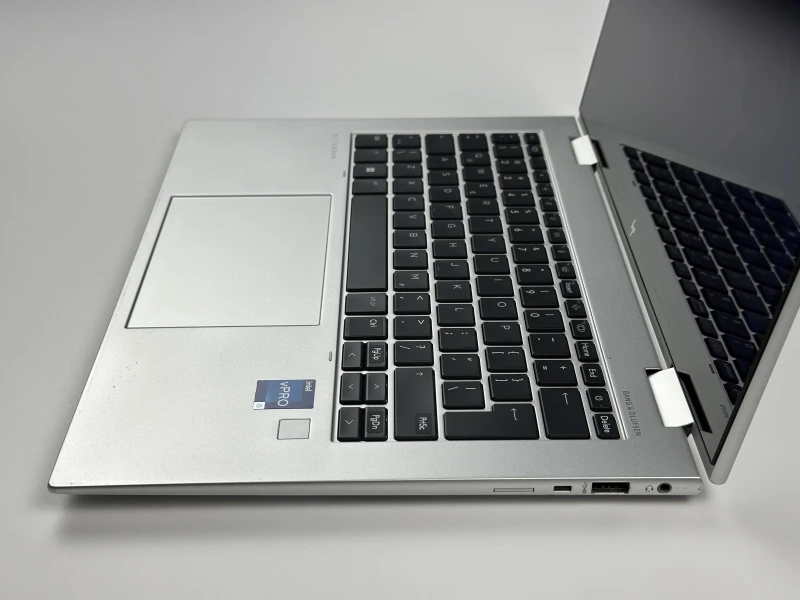 HP EliteBook x360 1040 G9 z procesorem i5-1245U, dotykowym ekranem 14" FHD+ i modemem LTE. Konwertowalny laptop biznesowy z zawiasem 360°.