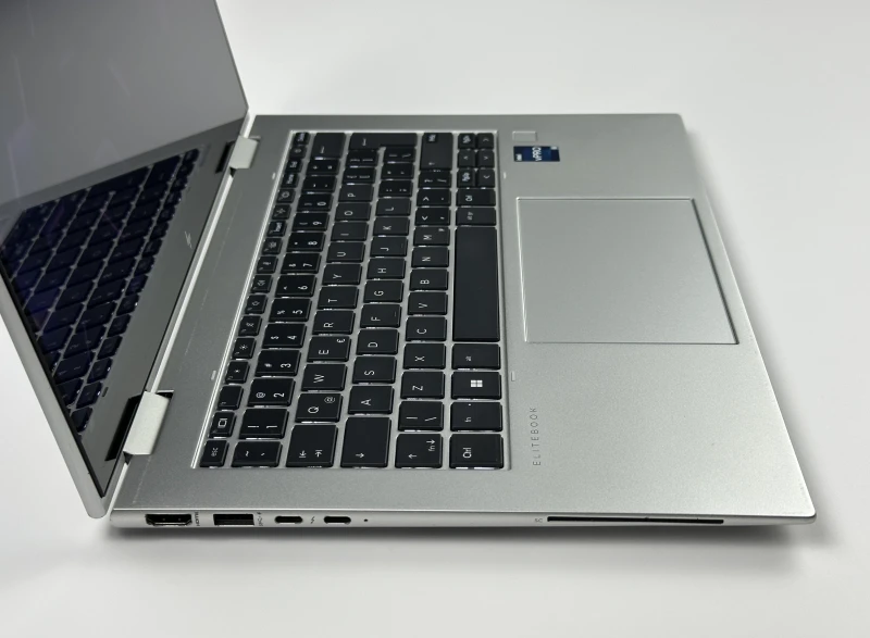 HP EliteBook x360 1040 G9 z procesorem i5-1245U, dotykowym ekranem 14" FHD+ i modemem LTE. Konwertowalny laptop biznesowy z zawiasem 360°.