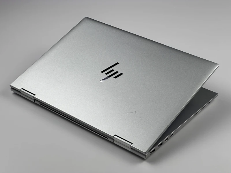 HP EliteBook x360 1040 G9 z procesorem i5-1245U, dotykowym ekranem 14" FHD+ i modemem LTE. Konwertowalny laptop biznesowy z zawiasem 360°.