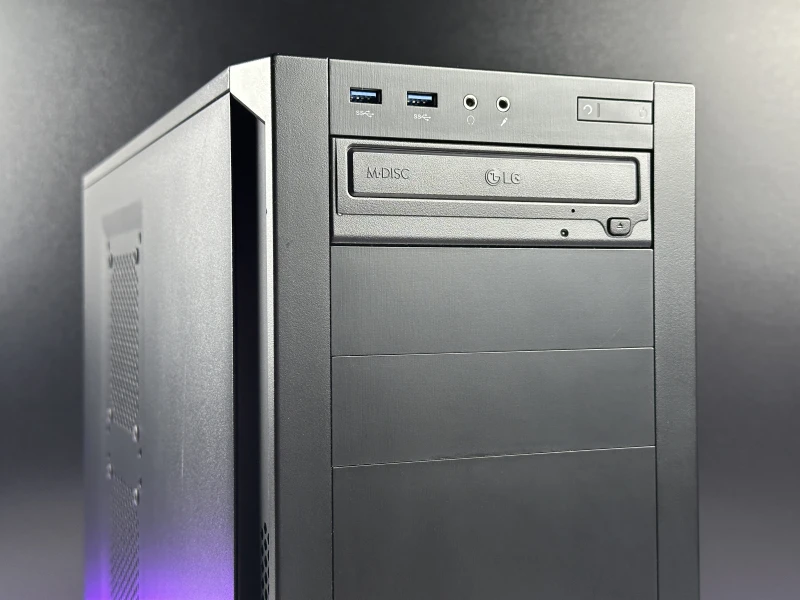 Komputer stacjonarny z procesorem i7-7700, kartą Quadro P2000 i płytą MSI Z270-A PRO. Zestaw w obudowie Corsair 200R z DDR4, napędem DVD.