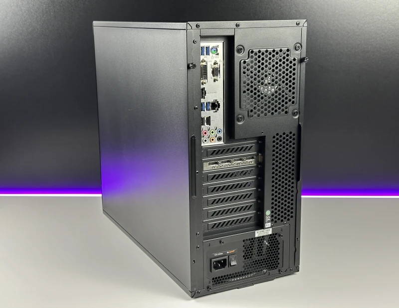 Komputer stacjonarny z procesorem i7-7700, kartą Quadro P2000 i płytą MSI Z270-A PRO. Zestaw w obudowie Corsair 200R z DDR4, napędem DVD.