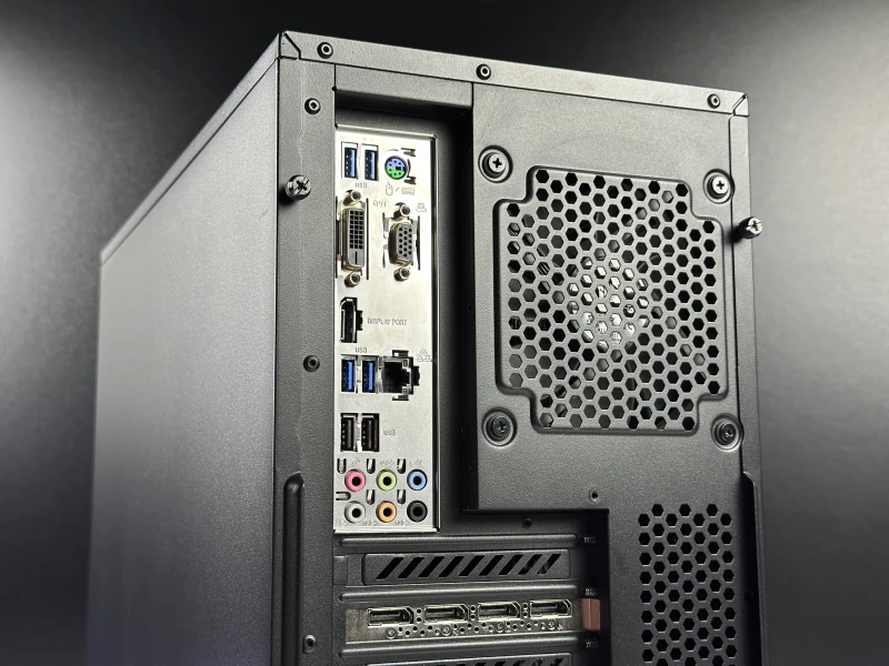 Komputer stacjonarny z procesorem i7-7700, kartą Quadro P2000 i płytą MSI Z270-A PRO. Zestaw w obudowie Corsair 200R z DDR4, napędem DVD. Komputer stacjonarny z procesorem i7-7700, kartą Quadro P2000 i płytą MSI Z270-A PRO. Zestaw w obudowie Corsair 200R z DDR4, napędem DVD.
