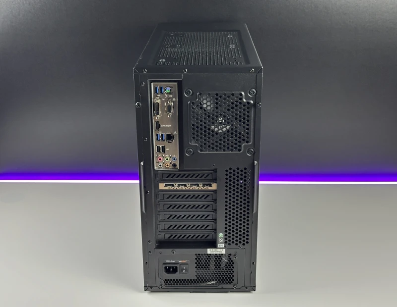Komputer stacjonarny z procesorem i7-7700, kartą Quadro P2000 i płytą MSI Z270-A PRO. Zestaw w obudowie Corsair 200R z DDR4, napędem DVD.