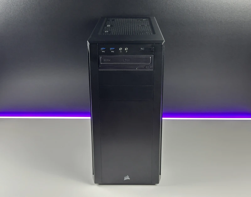 Komputer stacjonarny z procesorem i7-7700, kartą Quadro P2000 i płytą MSI Z270-A PRO. Zestaw w obudowie Corsair 200R z DDR4, napędem DVD.