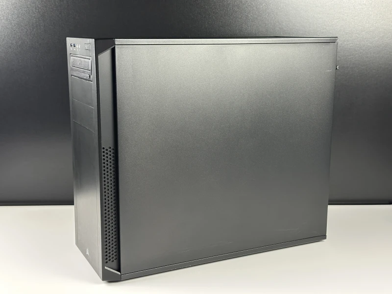 Komputer stacjonarny z procesorem i7-7700, kartą Quadro P2000 i płytą MSI Z270-A PRO. Zestaw w obudowie Corsair 200R z DDR4, napędem DVD.