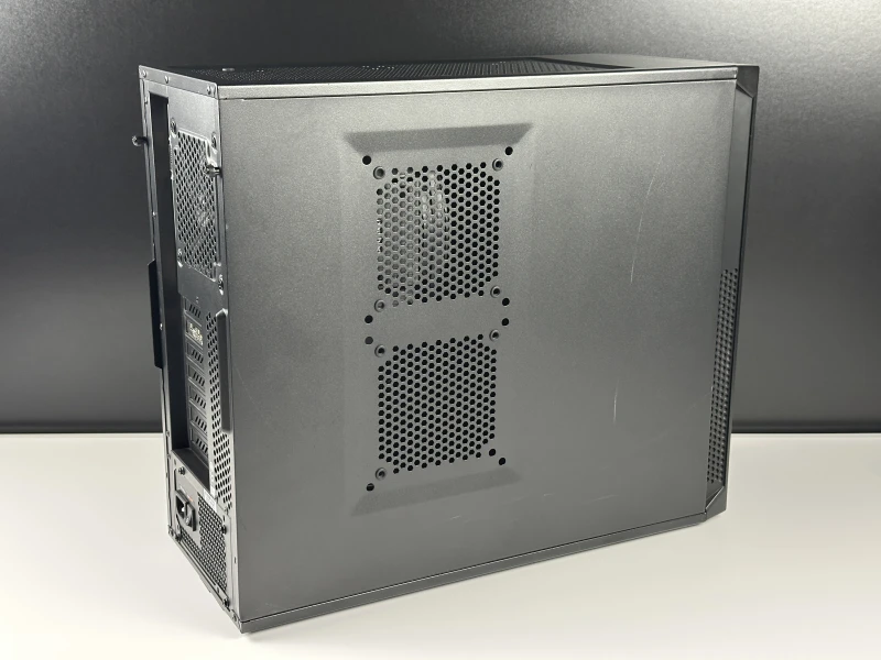 Komputer stacjonarny z procesorem i7-7700, kartą Quadro P2000 i płytą MSI Z270-A PRO. Zestaw w obudowie Corsair 200R z DDR4, napędem DVD.