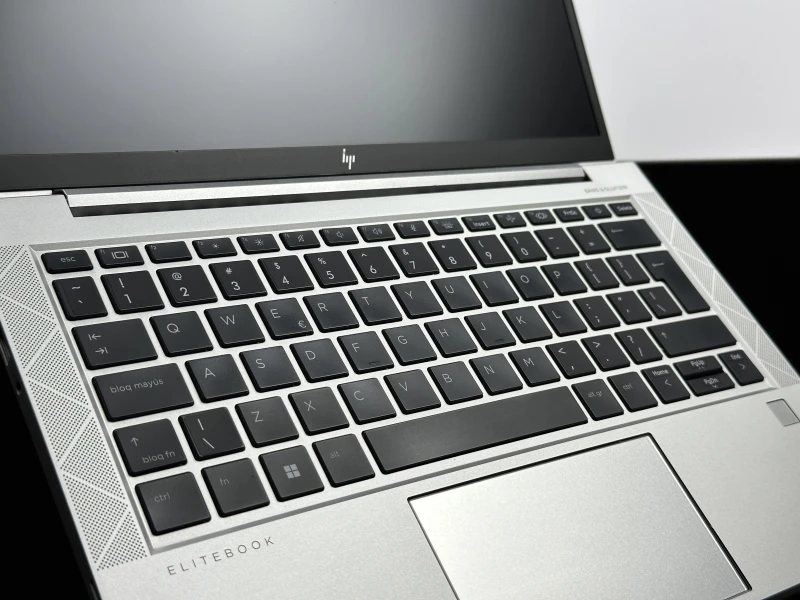 HP EliteBook 830 G8 z i7-1165G7, ekran 13.3" FHD. Kompaktowy laptop biznesowy z funkcją ochrony prywatności ekranu i lekką konstrukcją.