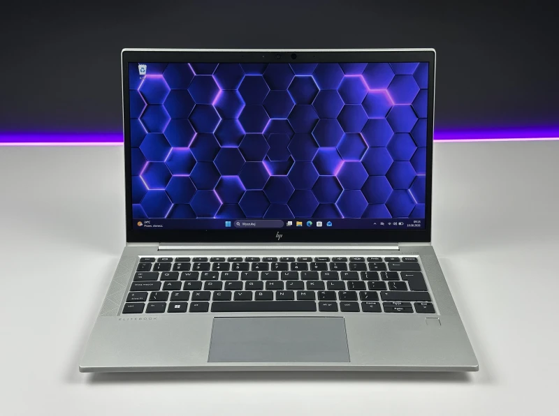 HP EliteBook 830 G8 z i7-1165G7, ekran 13.3" FHD. Kompaktowy laptop biznesowy z funkcją ochrony prywatności ekranu i lekką konstrukcją.
