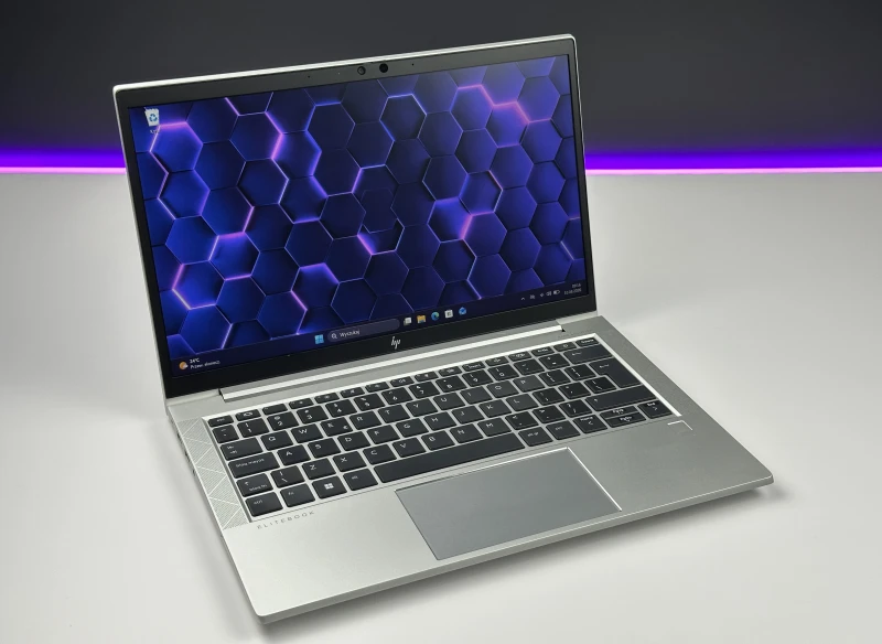 HP EliteBook 830 G8 z i7-1165G7, ekran 13.3" FHD. Kompaktowy laptop biznesowy z funkcją ochrony prywatności ekranu i lekką konstrukcją.