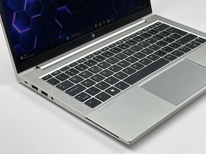 HP EliteBook 830 G8 z i7-1165G7, ekran 13.3" FHD. Kompaktowy laptop biznesowy z funkcją ochrony prywatności ekranu i lekką konstrukcją.