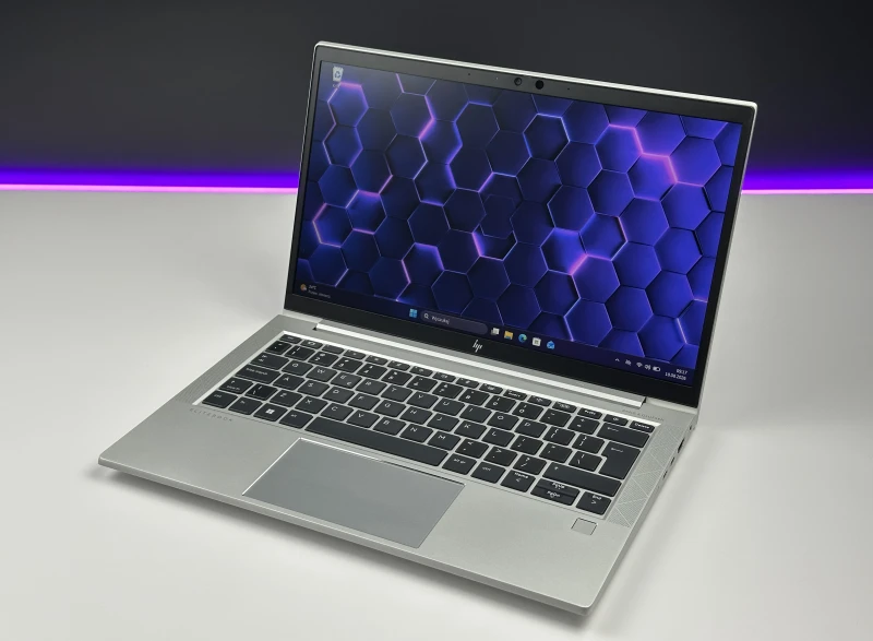 HP EliteBook 830 G8 z i7-1165G7, ekran 13.3" FHD. Kompaktowy laptop biznesowy z funkcją ochrony prywatności ekranu i lekką konstrukcją.