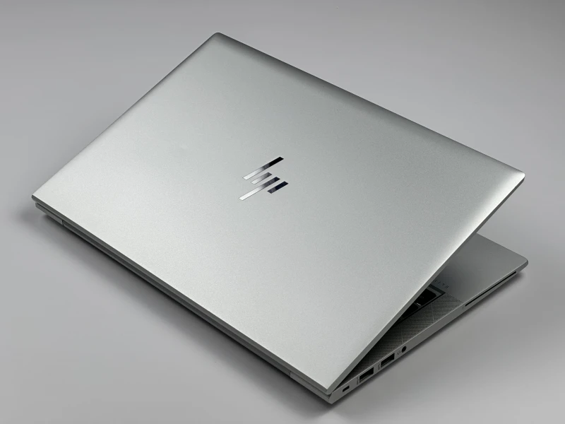HP EliteBook 830 G8 z i7-1165G7, ekran 13.3" FHD. Kompaktowy laptop biznesowy z funkcją ochrony prywatności ekranu i lekką konstrukcją.