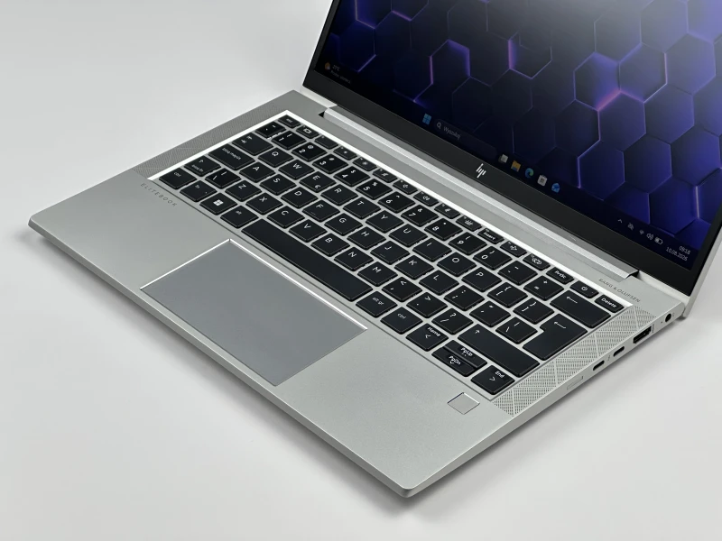 HP EliteBook 830 G8 z i7-1165G7, ekran 13.3" FHD. Kompaktowy laptop biznesowy z funkcją ochrony prywatności ekranu i lekką konstrukcją.