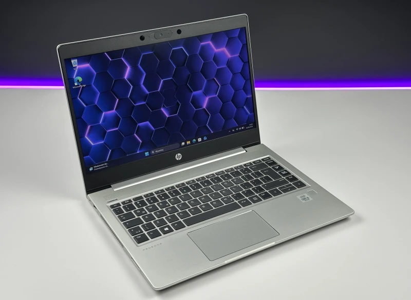 HP ProBook 440 G7 z procesorem i5-10210U i ekranem 14" FHD. Biznesowy laptop z Intel UHD Graphics, złączem USB-C i solidną obudową.