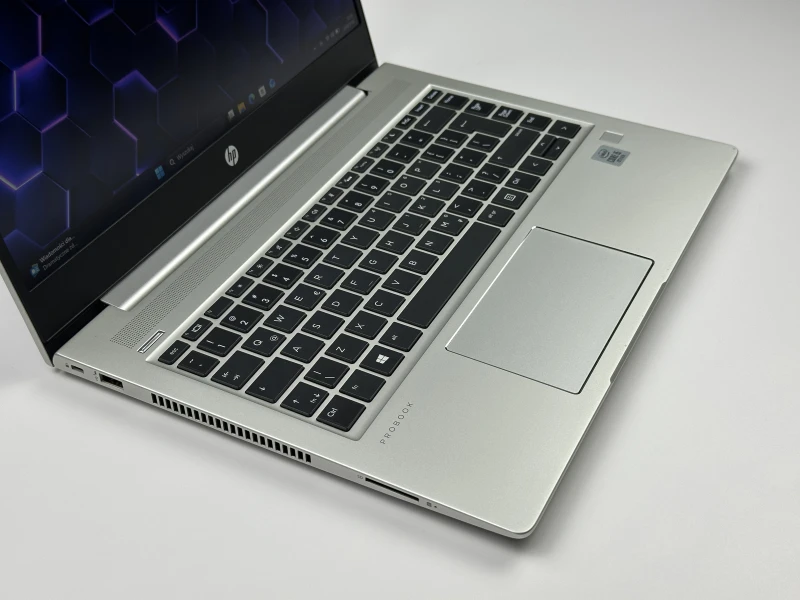 HP ProBook 440 G7 z procesorem i5-10210U i ekranem 14" FHD. Biznesowy laptop z Intel UHD Graphics, złączem USB-C i solidną obudową.