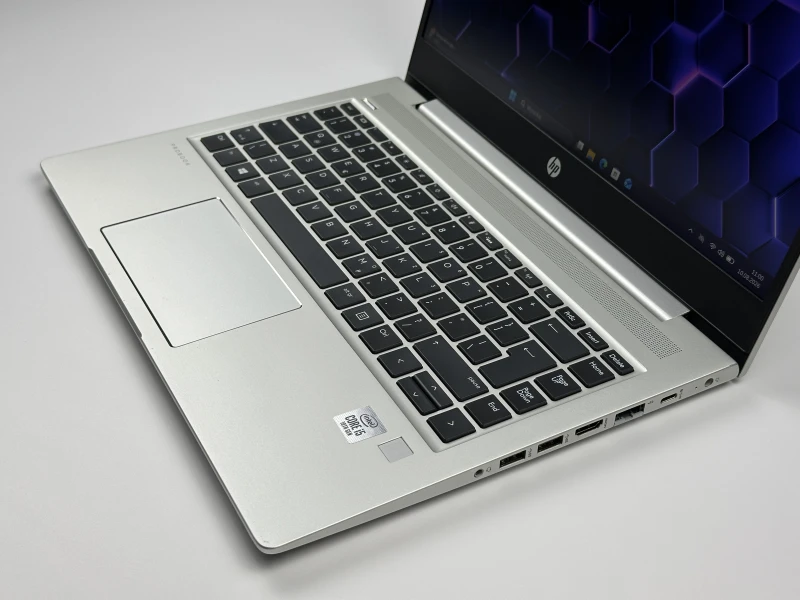 HP ProBook 440 G7 z procesorem i5-10210U i ekranem 14" FHD. Biznesowy laptop z Intel UHD Graphics, złączem USB-C i solidną obudową.