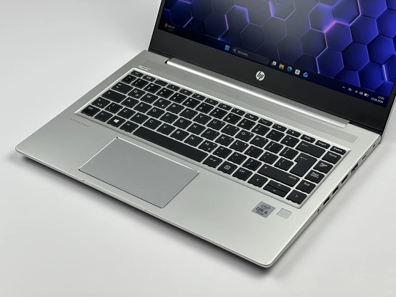 HP ProBook 440 G7 z procesorem i5-10210U i ekranem 14" FHD. Biznesowy laptop z Intel UHD Graphics, złączem USB-C i solidną obudową.