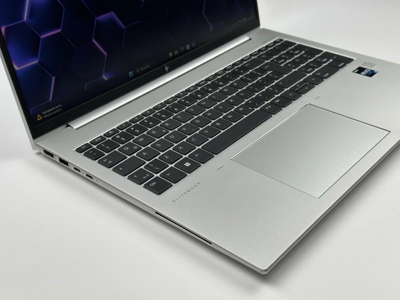 HP EliteBook 860 G9 i7-1270P, 16" FHD+ Sure View – biznesowy laptop z filtrem prywatności, idealny do pracy mobilnej i wrażliwych danych.