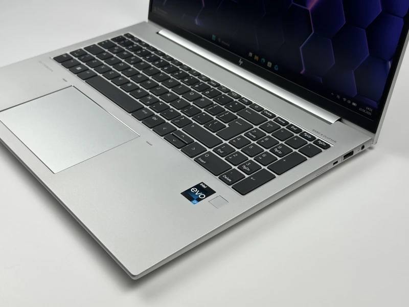 HP EliteBook 860 G9 i7-1270P, 16" FHD+ Sure View – biznesowy laptop z filtrem prywatności, idealny do pracy mobilnej i wrażliwych danych.