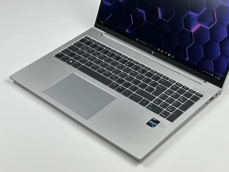 HP EliteBook 860 G9 i7-1270P, 16" FHD+ Sure View – biznesowy laptop z filtrem prywatności, idealny do pracy mobilnej i wrażliwych danych.