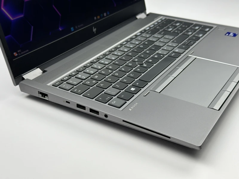 HP ZBook Fury 15 G8 z procesorem i9-11950H, ekranem 15.6" FHD Sure View i RTX A5000 (16GB). Stacja robocza z 4 slotami RAM DDR4.