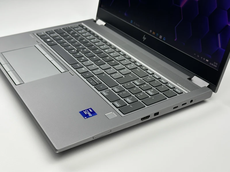 HP ZBook Fury 15 G8 z procesorem i9-11950H, ekranem 15.6" FHD Sure View i RTX A5000 (16GB). Stacja robocza z 4 slotami RAM DDR4.