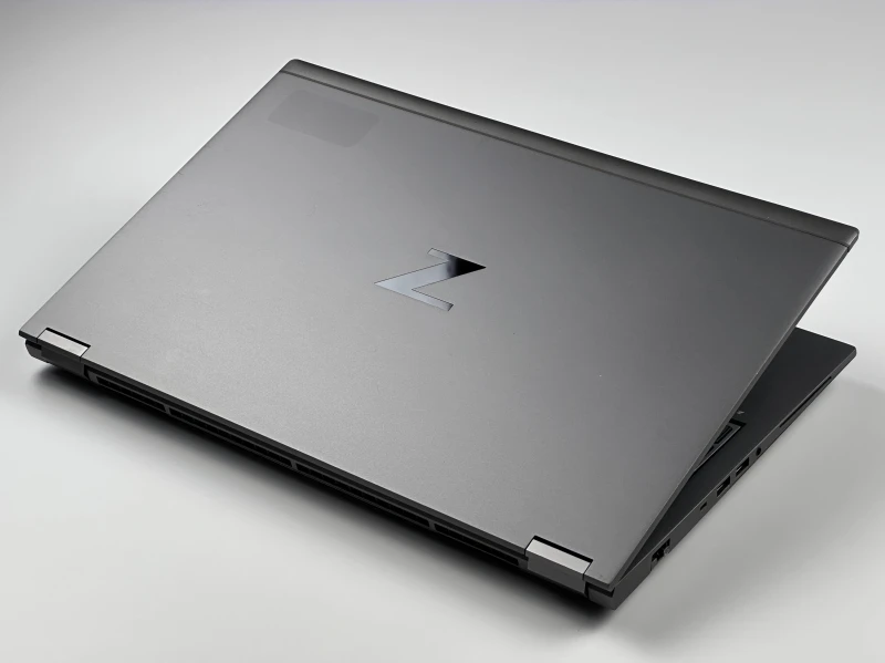 HP ZBook Fury 15 G8 z procesorem i9-11950H, ekranem 15.6" FHD Sure View i RTX A5000 (16GB). Stacja robocza z 4 slotami RAM DDR4.