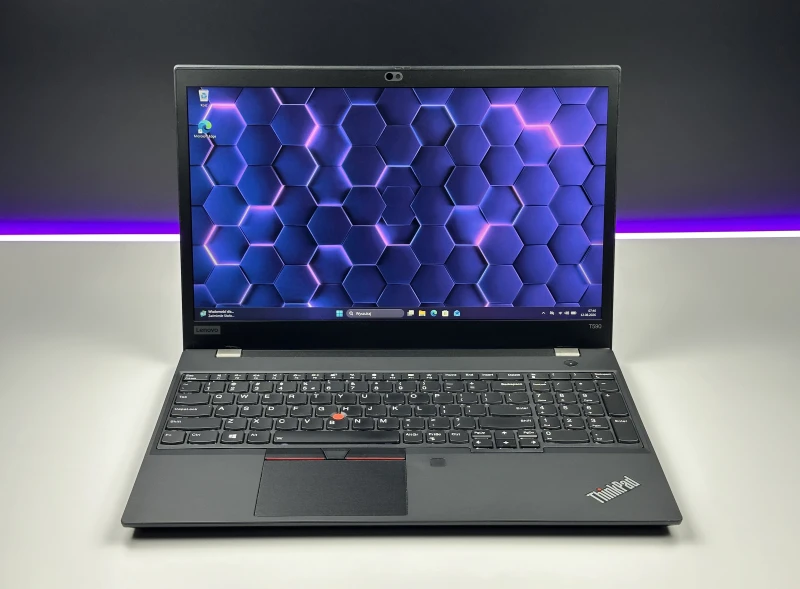 Smukły i wydajny Lenovo ThinkPad T590 z procesorem i5-8265U, matrycą FHD i klawiaturą US – idealny towarzysz do pracy i codziennych zadań.
