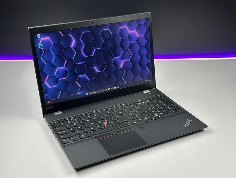 Smukły i wydajny Lenovo ThinkPad T590 z procesorem i5-8265U, matrycą FHD i klawiaturą US – idealny towarzysz do pracy i codziennych zadań.