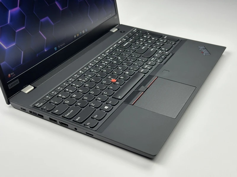 Smukły i wydajny Lenovo ThinkPad T590 z procesorem i5-8265U, matrycą FHD i klawiaturą US – idealny towarzysz do pracy i codziennych zadań.