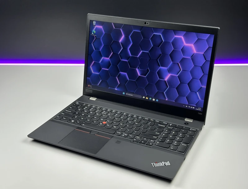 Smukły i wydajny Lenovo ThinkPad T590 z procesorem i5-8265U, matrycą FHD i klawiaturą US – idealny towarzysz do pracy i codziennych zadań.