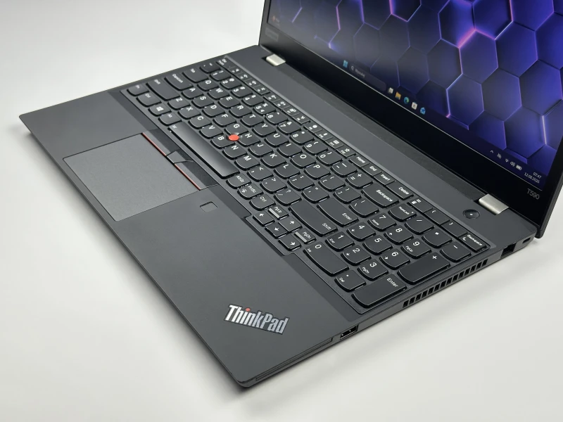 Smukły i wydajny Lenovo ThinkPad T590 z procesorem i5-8265U, matrycą FHD i klawiaturą US – idealny towarzysz do pracy i codziennych zadań.