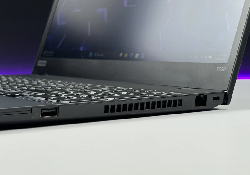 Smukły i wydajny Lenovo ThinkPad T590 z procesorem i5-8265U, matrycą FHD i klawiaturą US – idealny towarzysz do pracy i codziennych zadań.