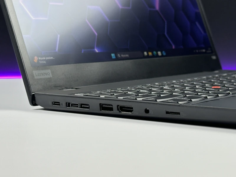 Smukły i wydajny Lenovo ThinkPad T590 z procesorem i5-8265U, matrycą FHD i klawiaturą US – idealny towarzysz do pracy i codziennych zadań.