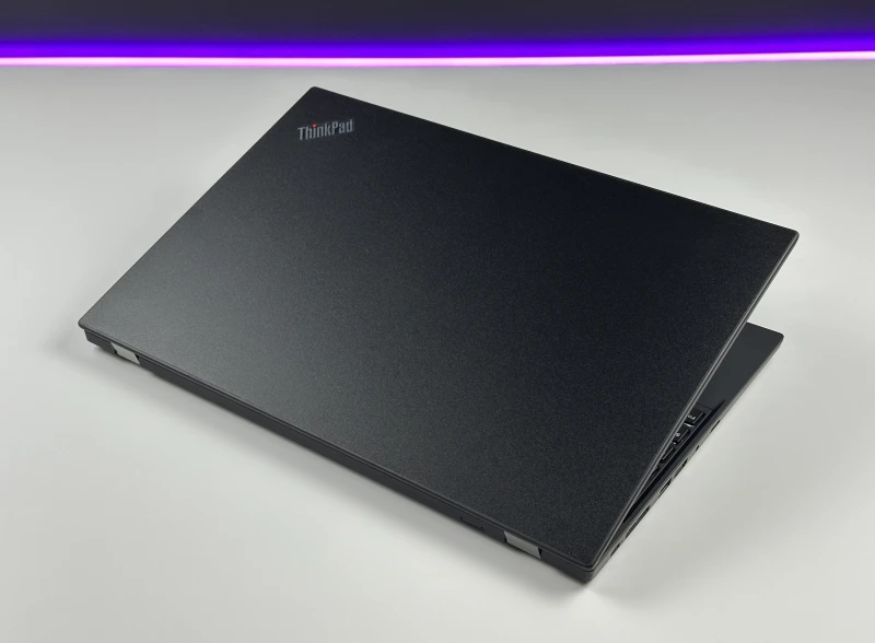 Smukły i wydajny Lenovo ThinkPad T590 z procesorem i5-8265U, matrycą FHD i klawiaturą US – idealny towarzysz do pracy i codziennych zadań.