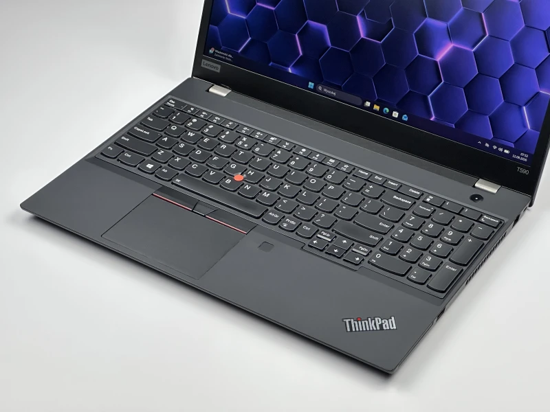 Smukły i wydajny Lenovo ThinkPad T590 z procesorem i5-8265U, matrycą FHD i klawiaturą US – idealny towarzysz do pracy i codziennych zadań.